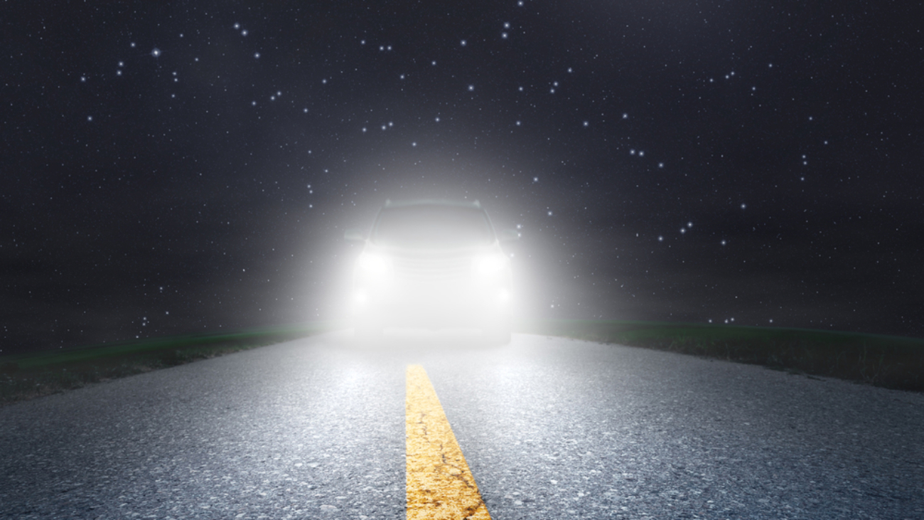 Night driving on an asphalt road towards the headlights - tips for nigth driving