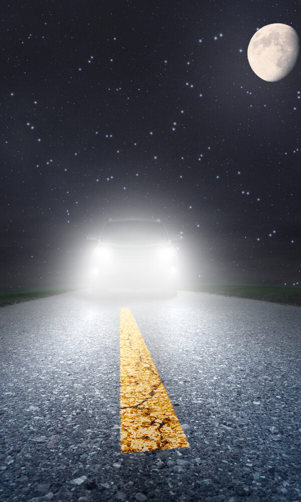 Night driving on an asphalt road towards the headlights - tips for nigth driving